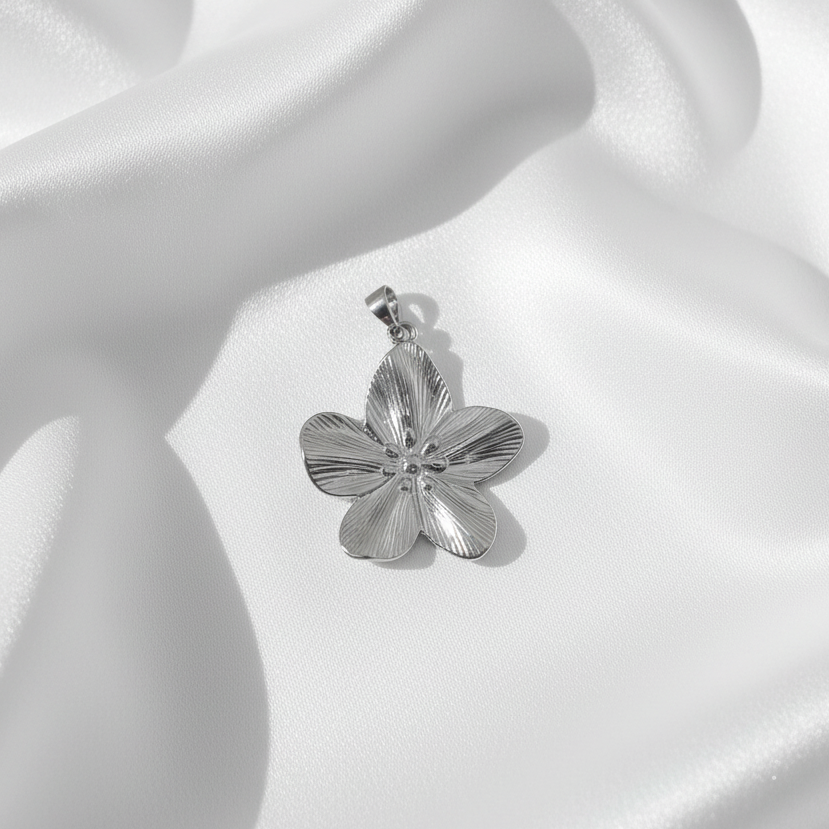 Pendentif fleur argentée sur fond soie blanche