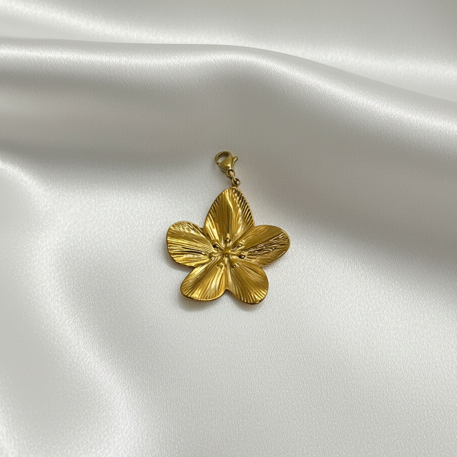 Pendentif fleur dorée sur fond soie blanche