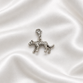 Pendentif léopard argenté sur soie blanche