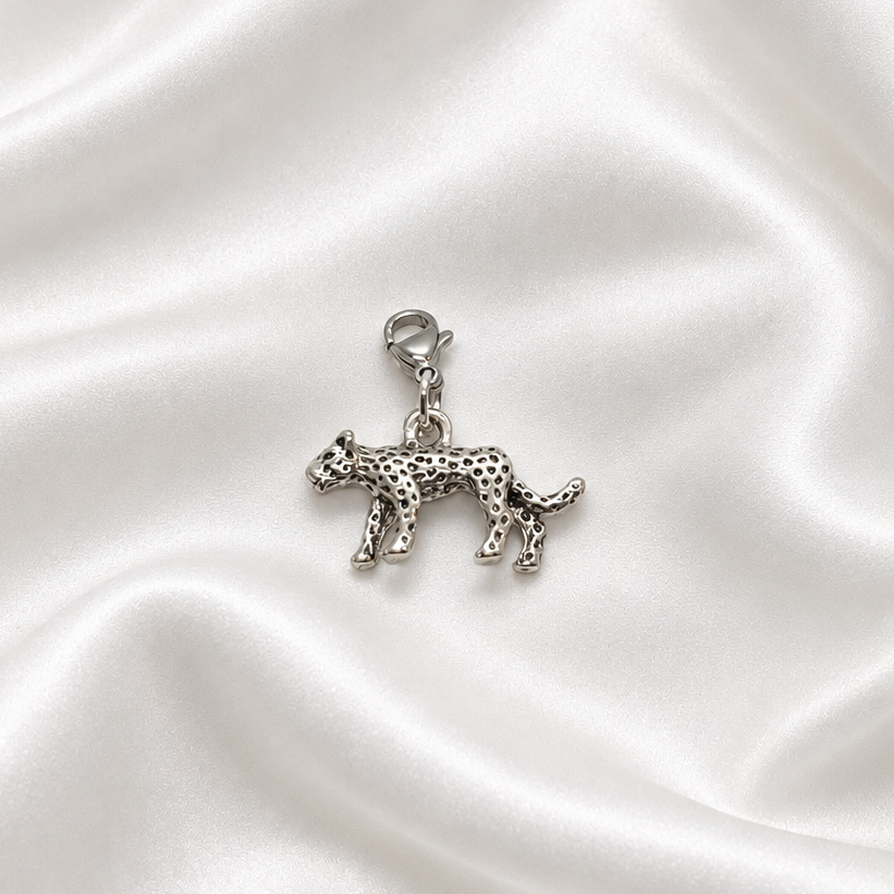 Pendentif léopard argenté sur soie blanche