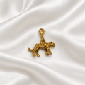 Pendentif léopard doré sur soie blanche