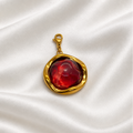 Pendentif rouge et doré sur soie blanche