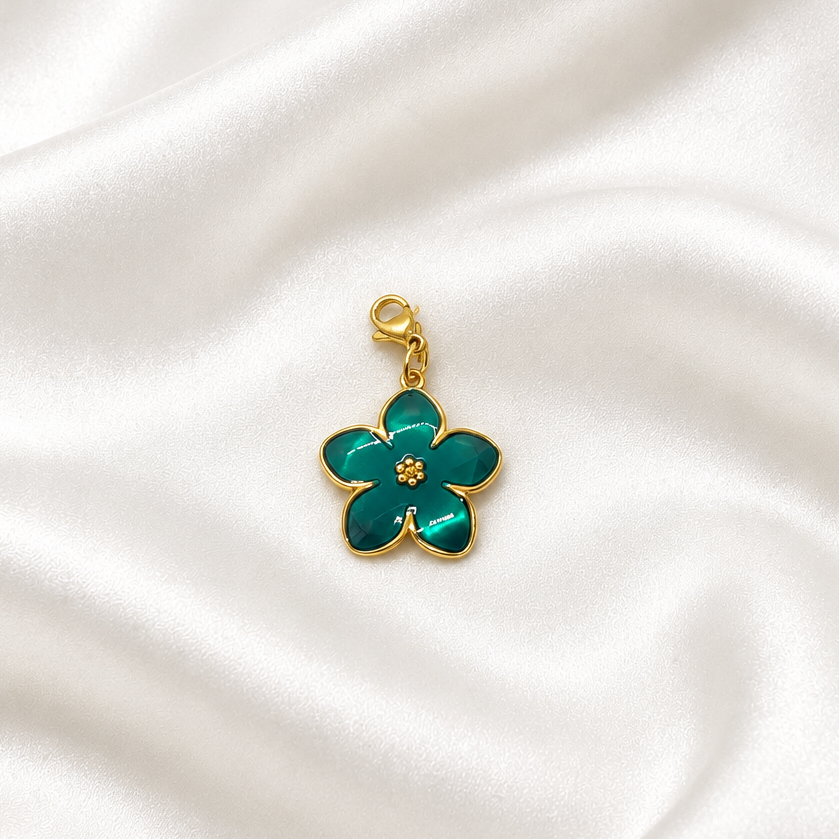 pendentif sur soie blanche 1