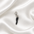 pendentif sur soie blanche 1