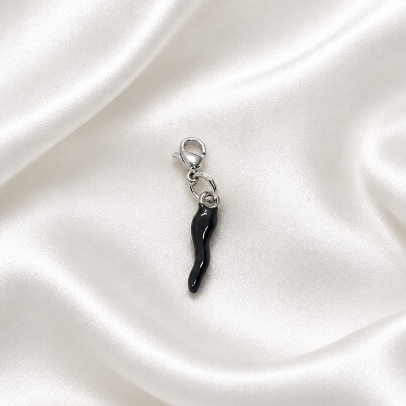 pendentif sur soie blanche 1
