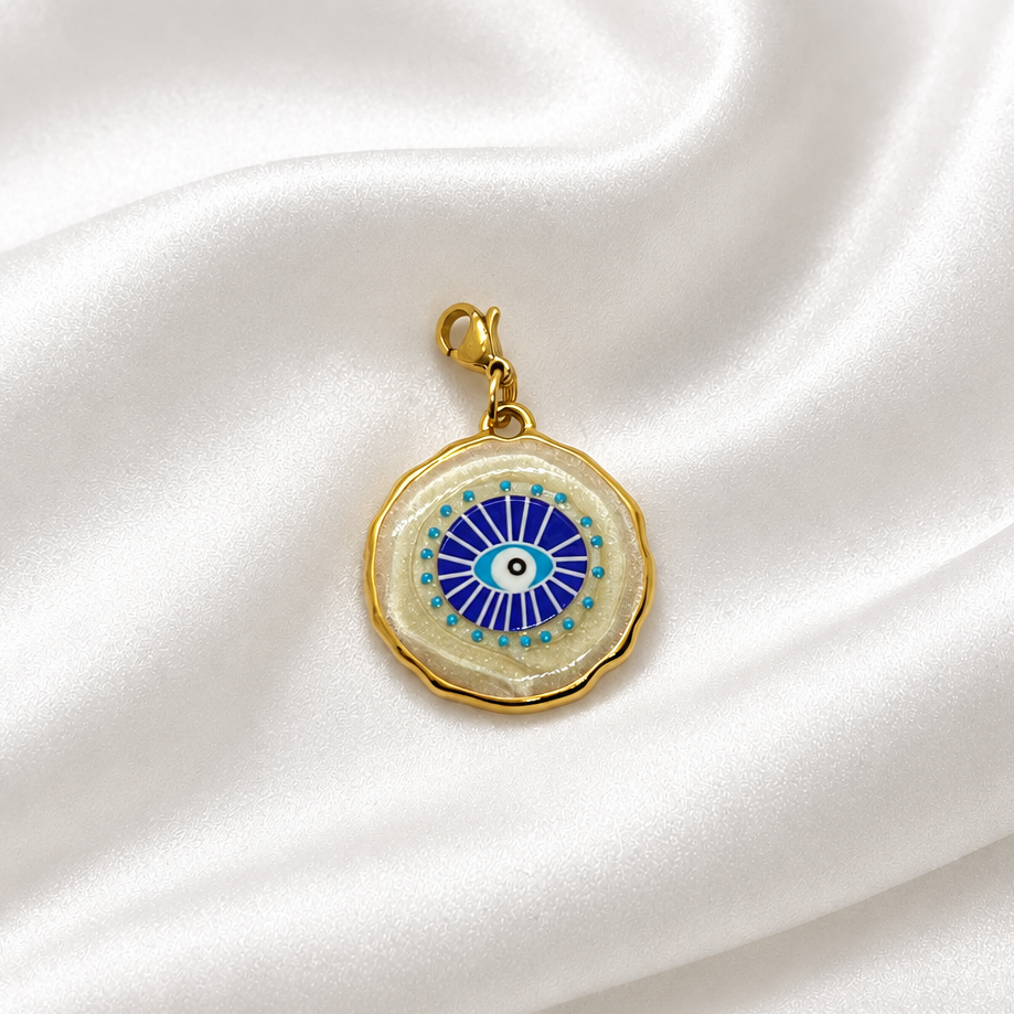 pendentif sur soie blanche 2