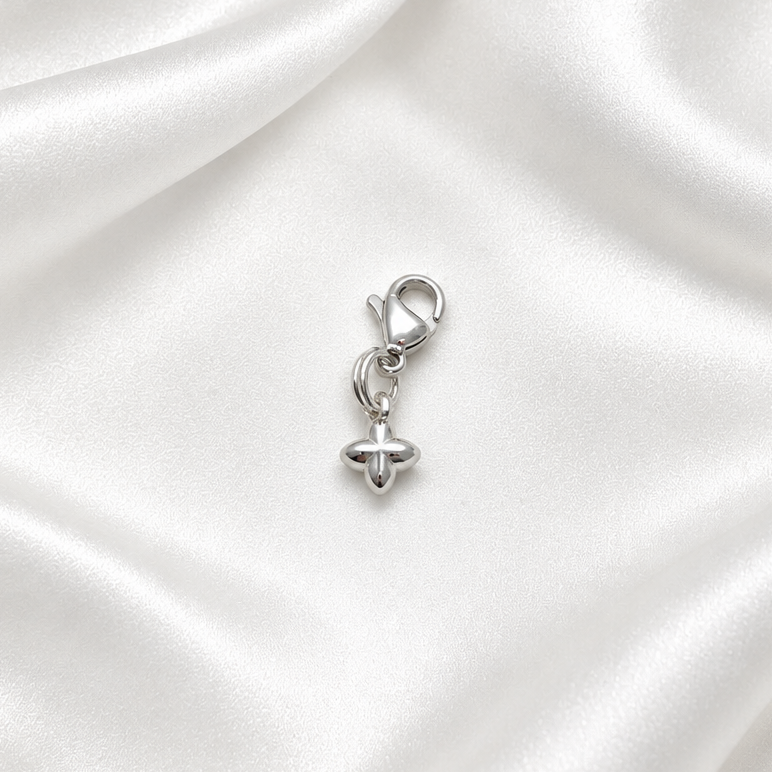 pendentif sur soie blanche 3
