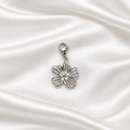 pendentif sur soie blanche 3