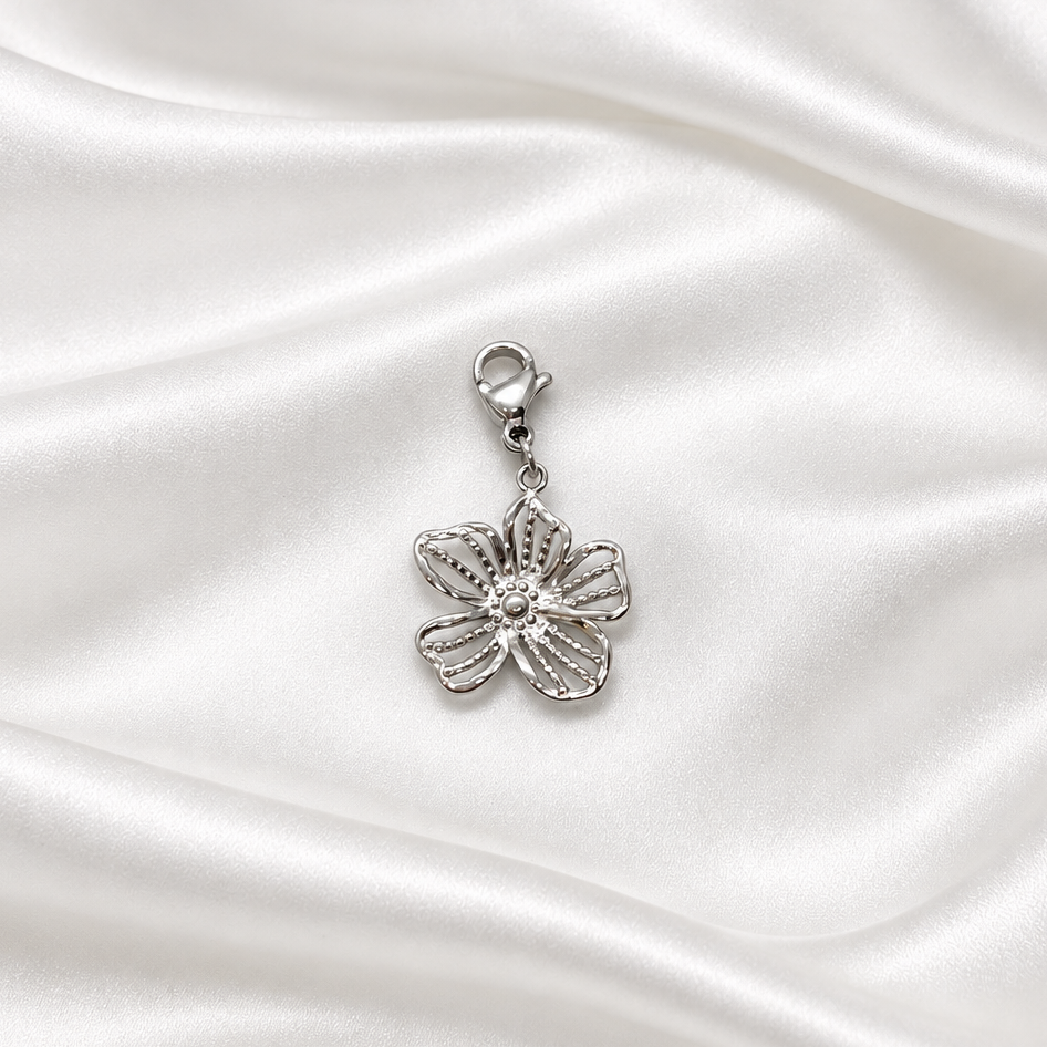 pendentif sur soie blanche 3