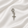 Pendentif étoile argentée sur soie blanche