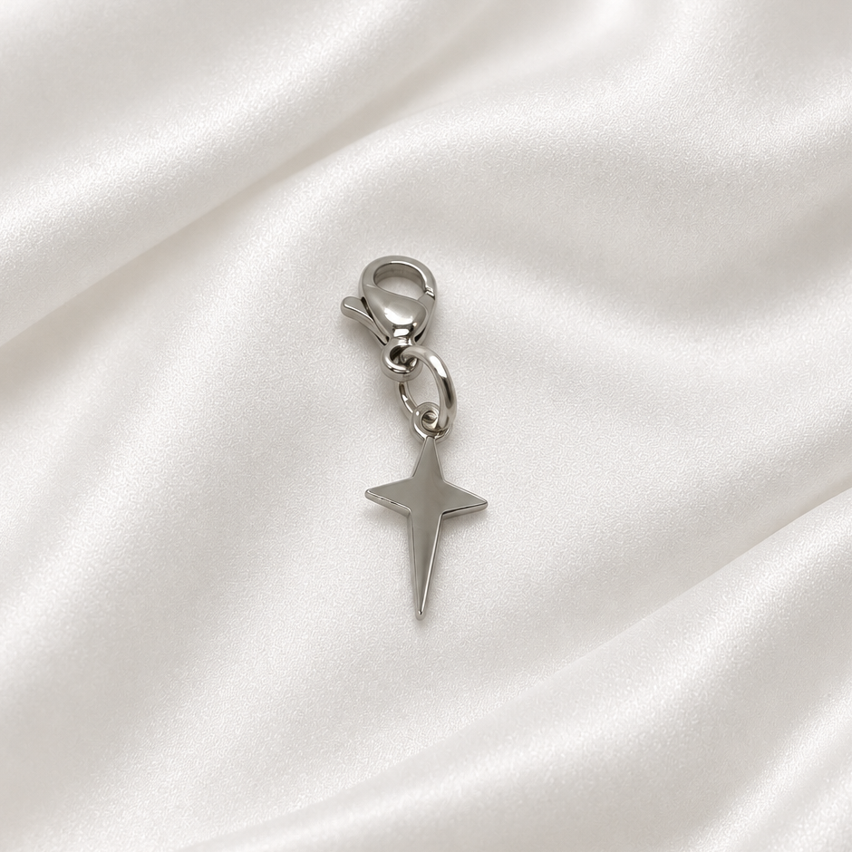 Pendentif étoile argentée sur soie blanche