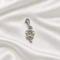 Petite fleur argentée sur soie blanche