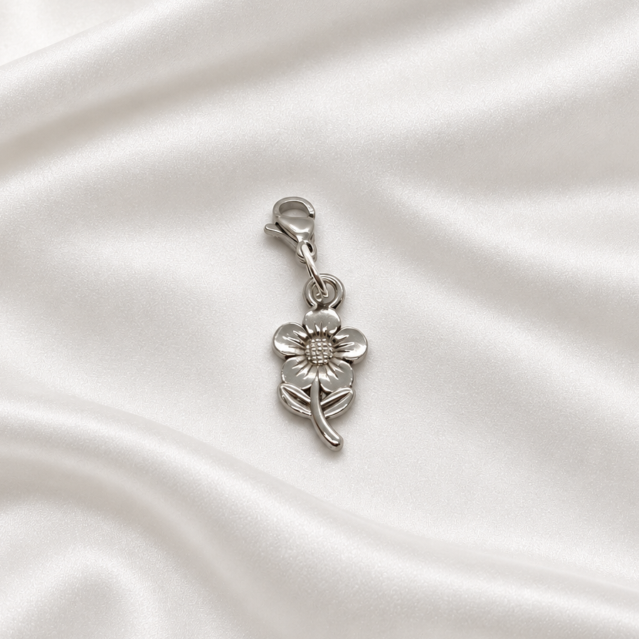 Petite fleur argentée sur soie blanche