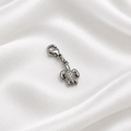 Retouche du cinquième pendentif sur soie blanche