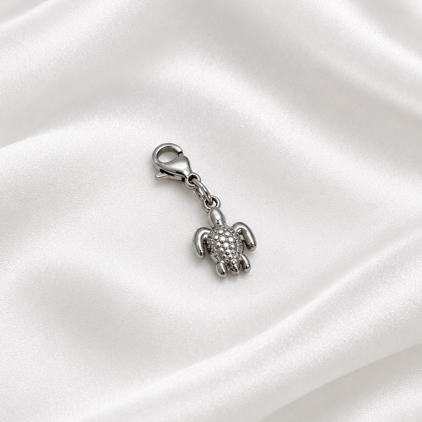 Retouche du cinquième pendentif sur soie blanche