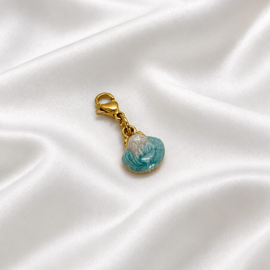 Retouche du quatrième pendentif sur soie blanche