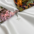 Étoile polaire sur maillot fleuri - vue 2 - fond soie blanche
